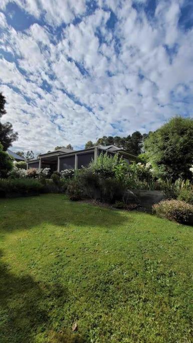 Quiet Family Retreat Getaway - Wildlife Park, Sovereign Hill, Kryall Castle And City At Your Door - Modern House, 8 Guests, 4 Bedrooms, 5 Beds - Accommodation Fremantle 0