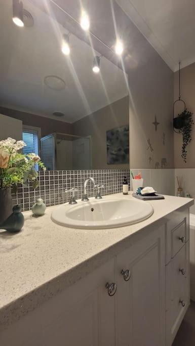 Quiet Family Retreat Getaway - Wildlife Park, Sovereign Hill, Kryall Castle And City At Your Door - Modern House, 8 Guests, 4 Bedrooms, 5 Beds - Accommodation Fremantle 2