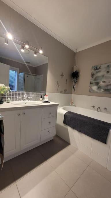 Quiet Family Retreat Getaway - Wildlife Park, Sovereign Hill, Kryall Castle And City At Your Door - Modern House, 8 Guests, 4 Bedrooms, 5 Beds - Accommodation Fremantle 3