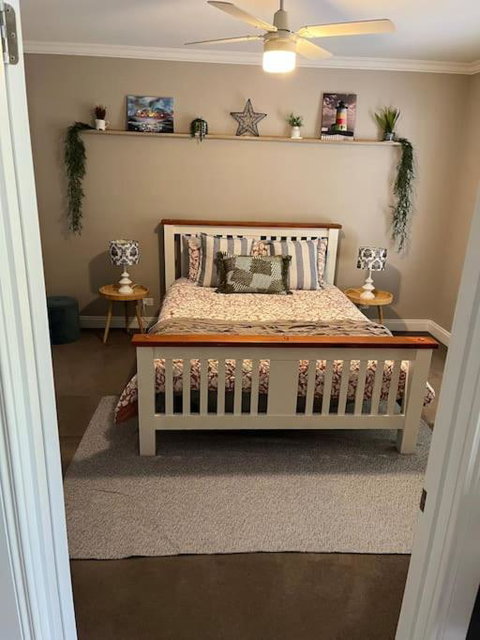Quiet Family Retreat Getaway - Wildlife Park, Sovereign Hill, Kryall Castle And City At Your Door - Modern House, 8 Guests, 4 Bedrooms, 5 Beds - Accommodation Fremantle 1