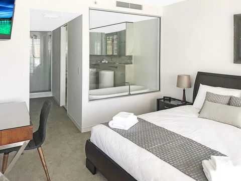Awesome Ocean Views Broadbeach WiFi, Netflix, Wine - Accommodation Fremantle 2
