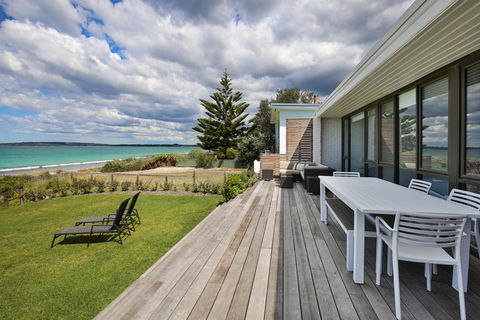 Azure Absolute Beachfront - Pet Friendly - Accommodation Fremantle 0