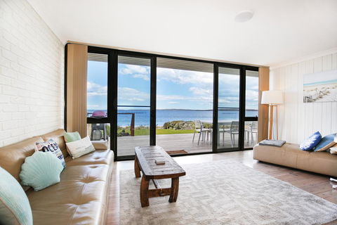 Azure Absolute Beachfront - Pet Friendly - Accommodation Fremantle 2