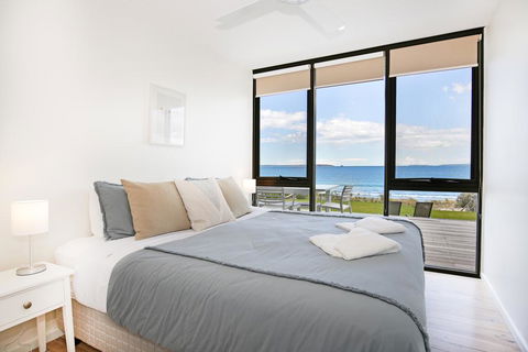 Azure Absolute Beachfront - Pet Friendly - Accommodation Fremantle 3