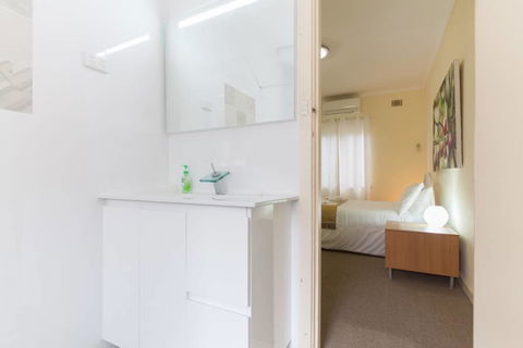 B5 Close To Nedlands, Cafes, Swan River, SCGH & UWA - Accommodation Fremantle 2