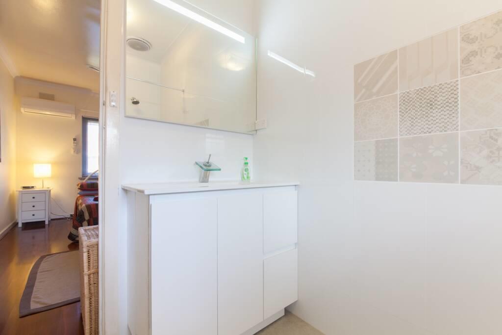 B7 Close to UWA, Swan River, Cafes and The New Children's Hospital