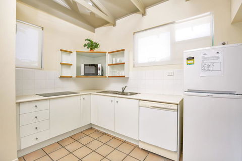Baden 11 - Rainbow Shores, Couples Beachside Escape, Aircon, Pools - Accommodation Fremantle 1