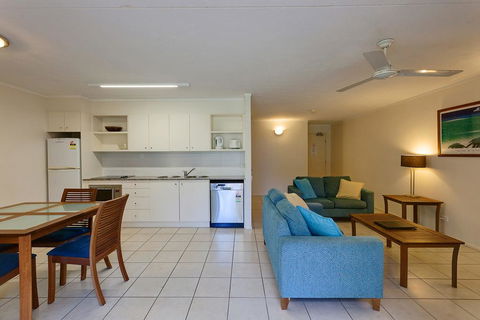 Baden 74 - Rainbow Shores, Top Floor, Air Conditioned Unit, Walk To Beach - Accommodation Fremantle 3