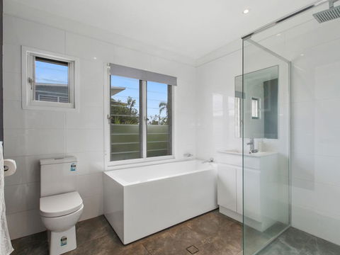 BEACH HOUSE ON PEARL - Accommodation Fremantle 0