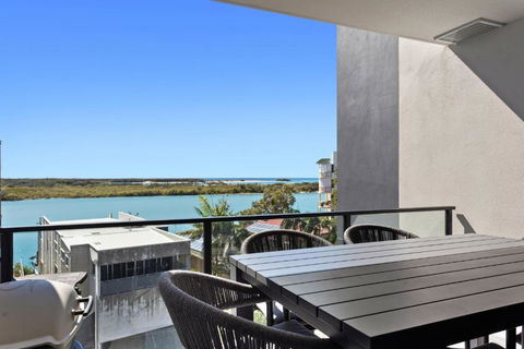 Riverfront 2-Bed With Pool, Sauna, Gym & Views - Accommodation Fremantle 1