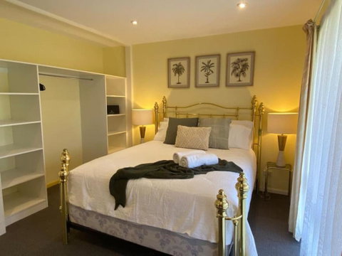 Reel & Relax: 3BR Beach House - Fish, Swim, Surf - Accommodation Fremantle 2