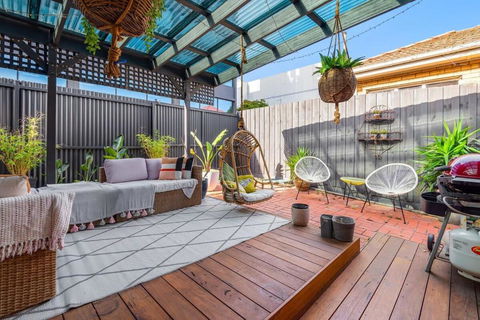 Refined 2-Bed House With A Charming Courtyard - Accommodation Fremantle 1