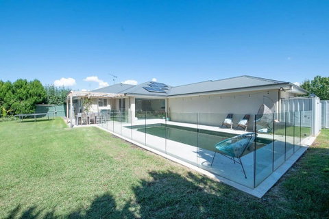 Regand Retreat - Luxurious Family Home, Pool - Accommodation Fremantle 2