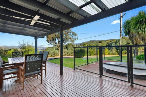 Relax In The Spa With Views Opposite Lake Eildon - Accommodation Fremantle 3