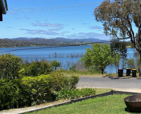 Relax In The Spa With Views Opposite Lake Eildon - Accommodation Fremantle 0