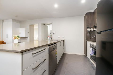 Relaxing 2BR Stay Near South Point Tuggeranong - Accommodation Fremantle 2