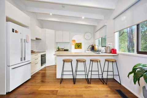 Renovated 5 Bedroom Retreat With Deck Fireplace - Accommodation Fremantle 0