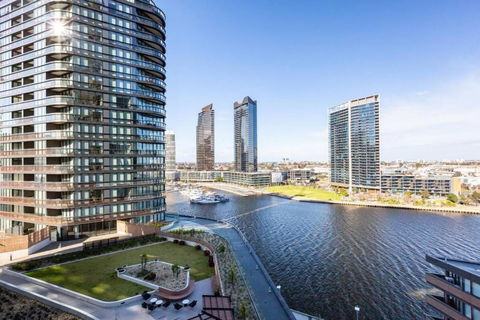 Resort-style Docklands Riverview Stay With Parking - Accommodation Fremantle 0