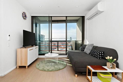 Resort-style Docklands Riverview Stay With Parking - Accommodation Fremantle 2