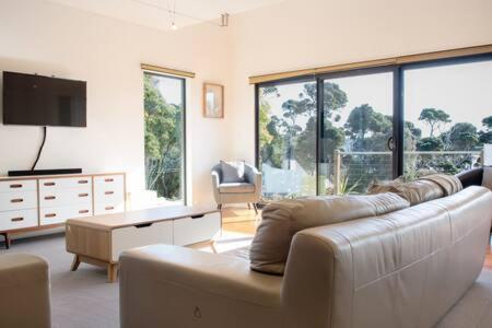 Retreat By The River - Views Wi-fi & Parking - Accommodation Fremantle 1