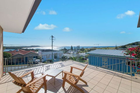 Retro Beach House - Accommodation Fremantle 0