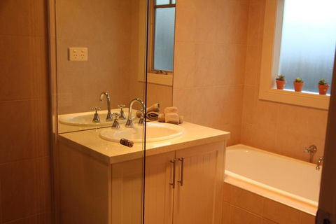 River Rock Cottage Centrally Located And Dog Friendly - Accommodation Fremantle 3