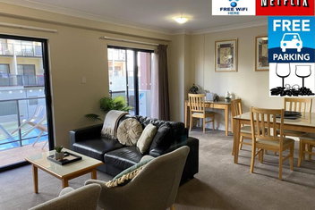 RIVERSIDE CITY VIEW PARKING NETFLIX WIFI WINE FREE with Accommodation Fremantle