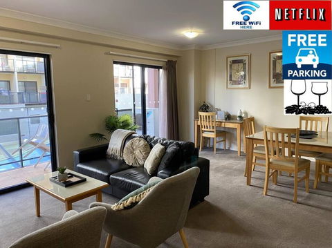 RIVERSIDE CITY VIEW PARKING NETFLIX WIFI WINE FREE - Accommodation Fremantle 0