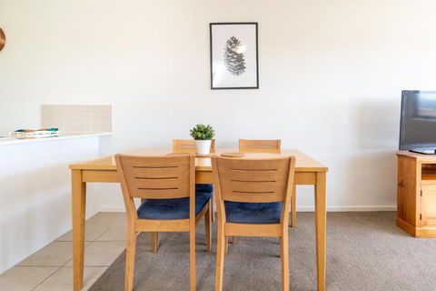 Relaxing 2BR Apt In North Point Complex - Accommodation Fremantle 1