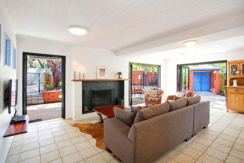 Ross Cres Spacious Private Beach House - Accommodation Fremantle 1
