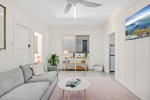 Sage Cottage! CBD Perfection! - Accommodation Fremantle 0