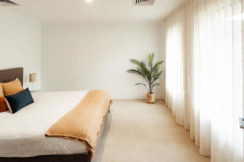 Salhus - Sleep In King Beds & Easy Walk To Town - Accommodation Fremantle 3