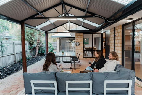 Salhus - Sleep In King Beds & Easy Walk To Town - Accommodation Fremantle 0