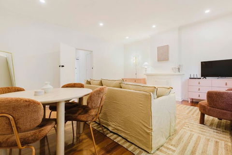 Salmon Calm - Trendy Velvet Allure By Albert Park - Accommodation Fremantle 3