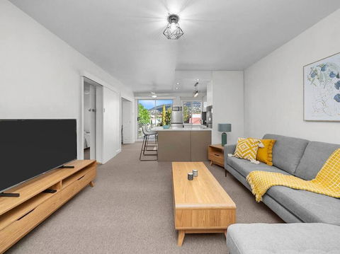 Sandy Bay Apartment With Hobart River View, Near UTAS - Stroll To Cafes And Shops - Accommodation Fremantle 2
