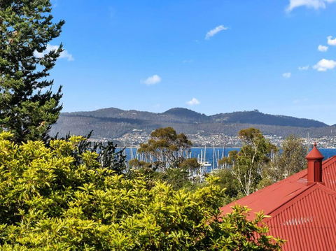Sandy Bay Apartment With Hobart River View, Near UTAS - Stroll To Cafes And Shops - Accommodation Fremantle 1