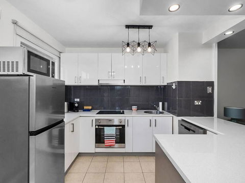 Sandy Bay Apartment With Hobart River View, Near UTAS - Stroll To Cafes And Shops - Accommodation Fremantle 3