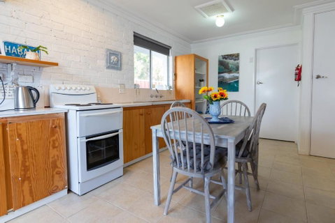 Shabby Chic Shack - 2 Bedroom Beach Cottage - Accommodation Fremantle 3