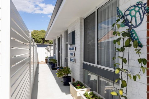 Shabby Chic Shack - 2 Bedroom Beach Cottage - Accommodation Fremantle 0