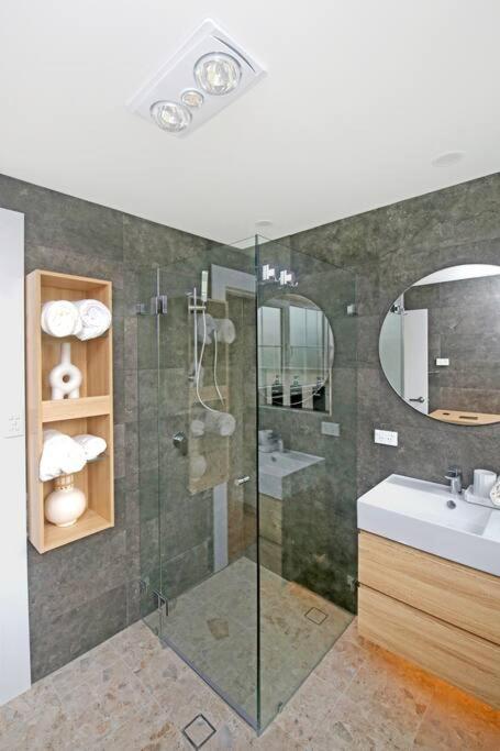 Stylish Guesthouse In The Heart Of Belrose - Accommodation Fremantle 2