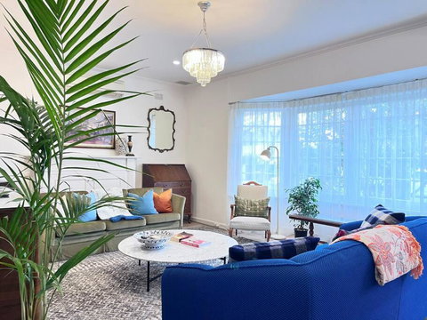Sunny Retro Home Burnside Area - Accommodation Fremantle 0