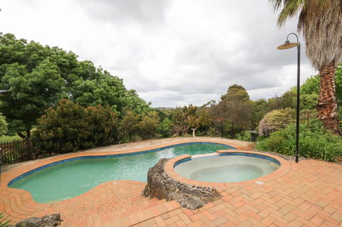 Beautiful Resort Retreat Villa In The Yarra Valley - Entertainer's Delight - Accommodation Fremantle 3