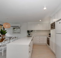 BEAUTIFULLY RENOVATED OCEANSIDE APARTMENT - Accommodation Fremantle