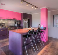 Birdland - Bold unique and modern - Accommodation Fremantle