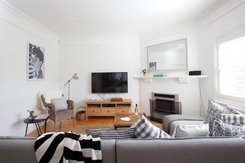 THE WHITE HOUSE Luxury Villa Embedded In History - Accommodation Fremantle 0