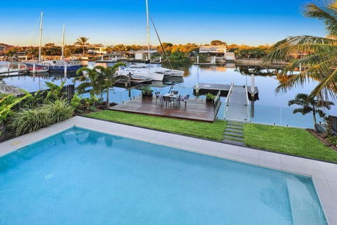 WATERFRONT HOME BORDERING MOOLOOLABA - Accommodation Fremantle 1