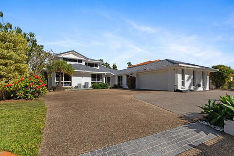 Westlake Getaway - Relaxing Pool & Golf Links - Accommodation Fremantle 1
